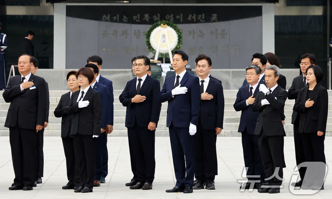 (서울=뉴스1) 이호윤 기자 = 오세훈 서울시장과 구청장 당선자들이 1일 서울 동작구 국립서울현충원을 방문해 국기에 대한 경례를 하고 있다.6·3 전국동시지방선거를 통해 유권자의 …