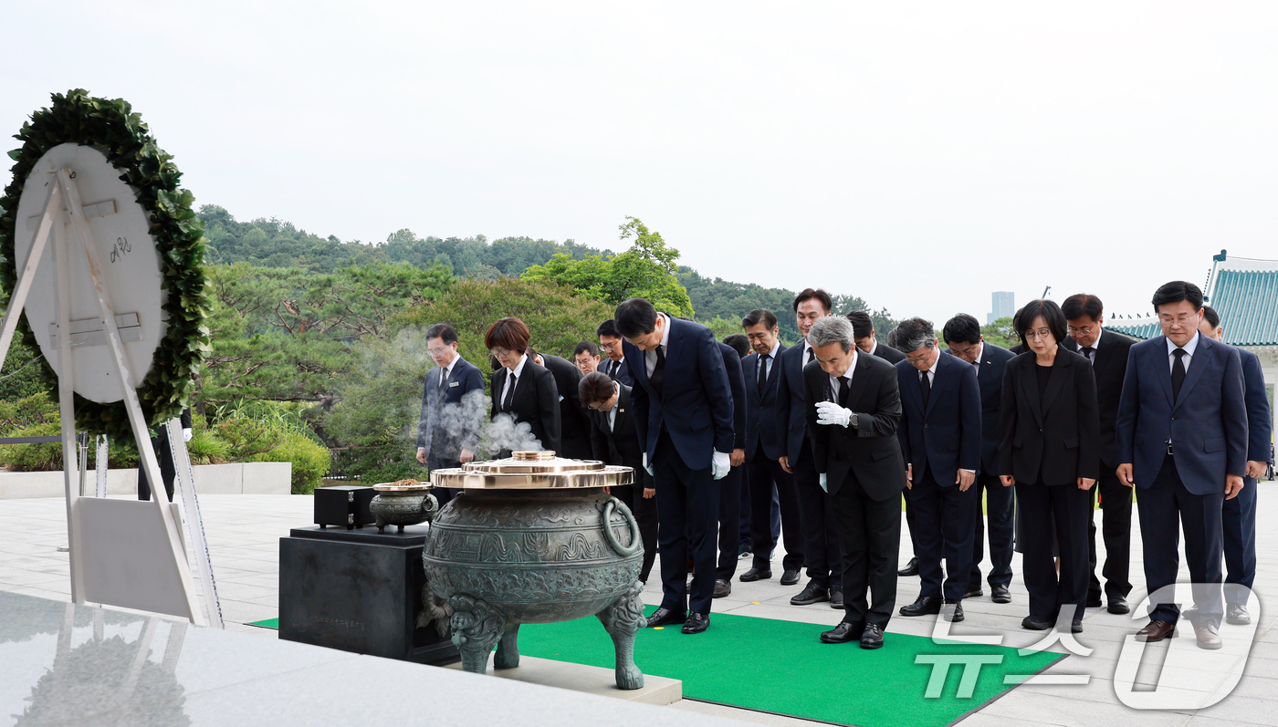 (서울=뉴스1) 이호윤 기자 = 오세훈 서울시장과 구청장 당선자들이 1일 서울 동작구 국립서울현충원을 방문해 참배하고 있다.6·3 전국동시지방선거를 통해 유권자의 선택을 받은 전국 …