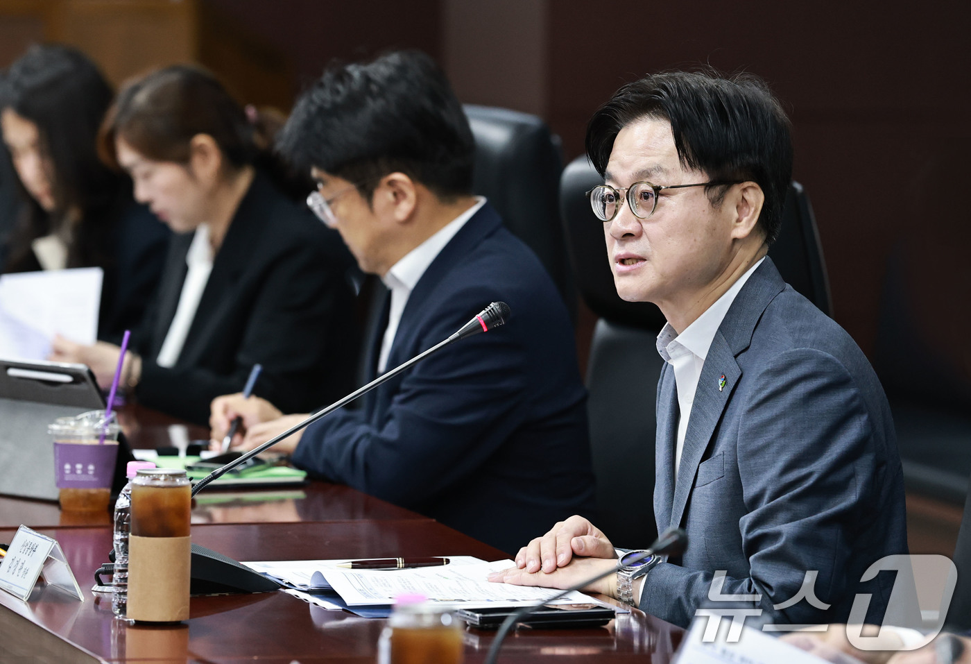 (서울=뉴스1) = 김정관 산업통상부 장관이 1일 오전 서울 종로구 한국무역보험공사에서 유럽연합(EU)이 우리나라 전용 무관세 수입 철강 쿼터를 절반 가까이 줄이기로 한 것에 대한 …