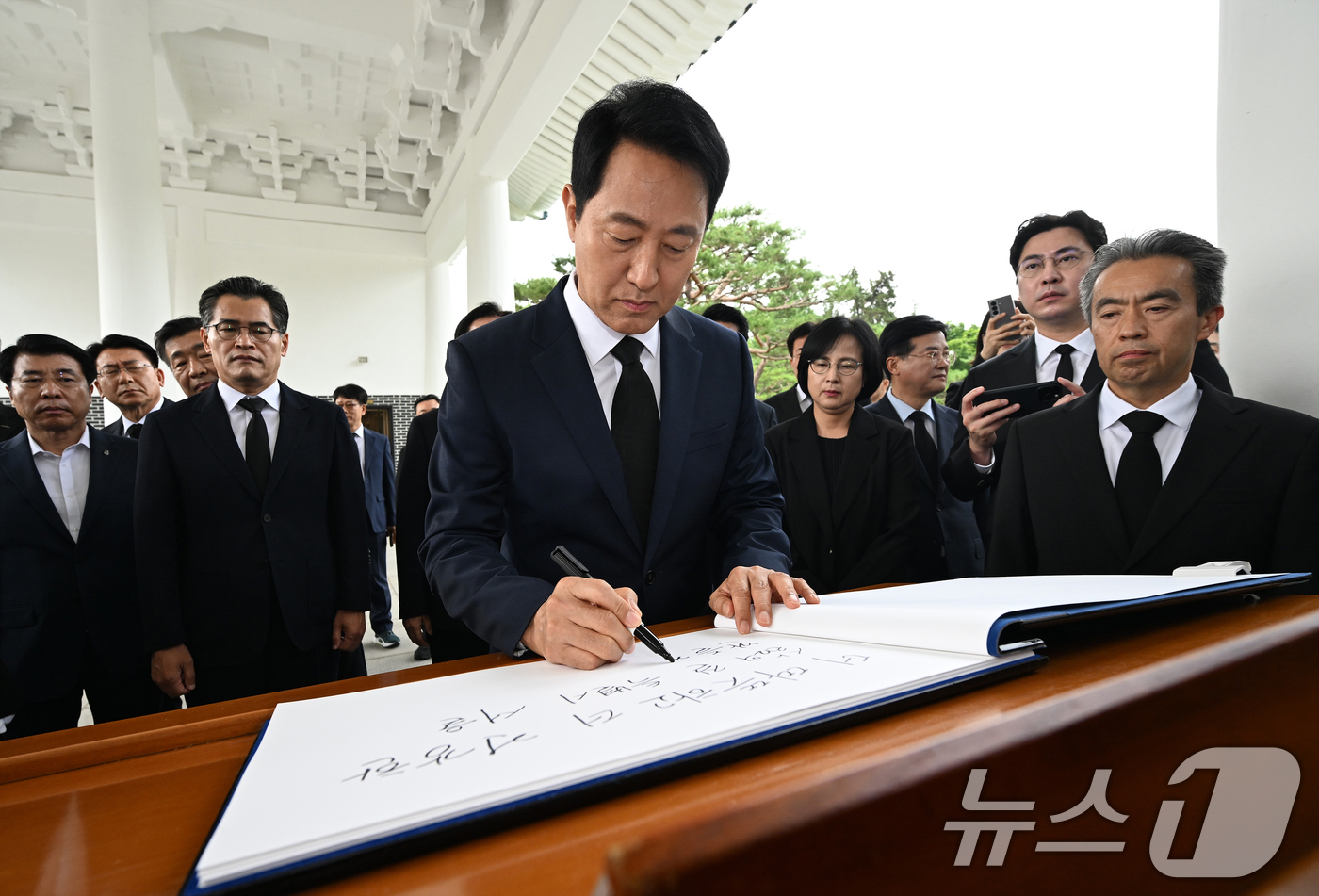 (서울=뉴스1) 이호윤 기자 = 오세훈 서울시장이 1일 서울 동작구 국립서울현충원을 방문해 참배를 마친 뒤 방명록을 남기고 있다.6·3 전국동시지방선거를 통해 유권자의 선택을 받은 …