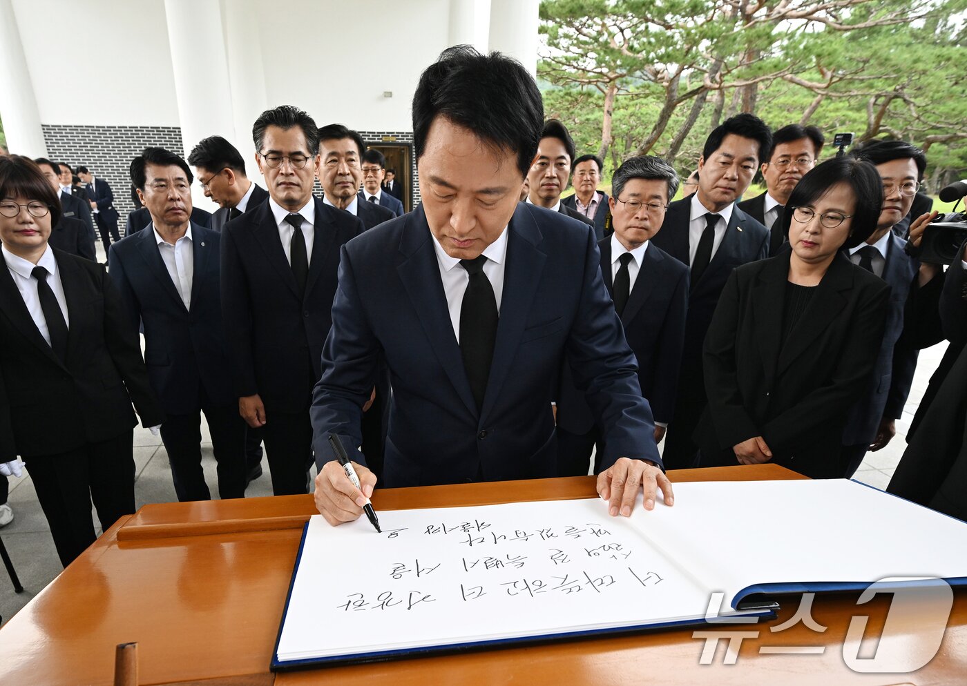 본문 이미지 - 오세훈 서울시장이 1일 서울 동작구 국립서울현충원을 방문해 참배를 마친 뒤 방명록을 남기고 있다. 6·3 전국동시지방선거를 통해 유권자의 선택을 받은 전국 단체장들은 이날부터 4년간의 공식업무에 들어간다. (공동취재) 2026.7.1 ⓒ 뉴스1 이호윤 기자
