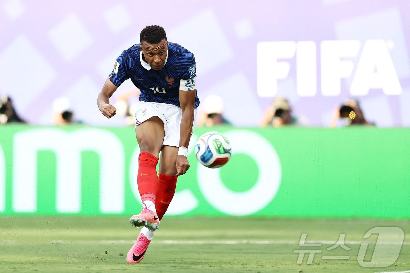 본문 이미지 - 프랑스의 킬리안 음바페가 1일(한국시간) 열린 2026 FIFA 북중미 월드컵 32강 스웨덴전에서 2골을 터뜨려 팀의 3-0 대승을 이끌었다. ⓒ AFP=뉴스1