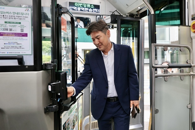 김동욱 도봉구청장, 버스로 첫출근…환경공무관 간담회