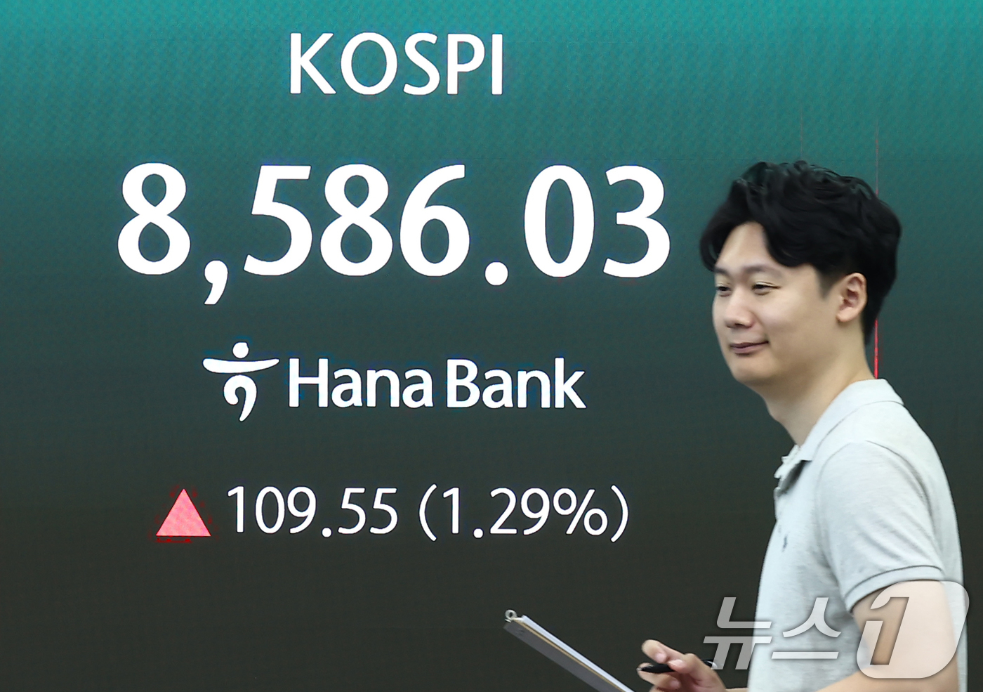 (서울=뉴스1) 김민지 기자 = 코스피가 115.02p(1.36%) 오른 8591.5에 출발한 1일 오전 서울 중구 하나은행 본점 딜링룸 전광판에 개장 시황이 나오고 있다.이날 코 …