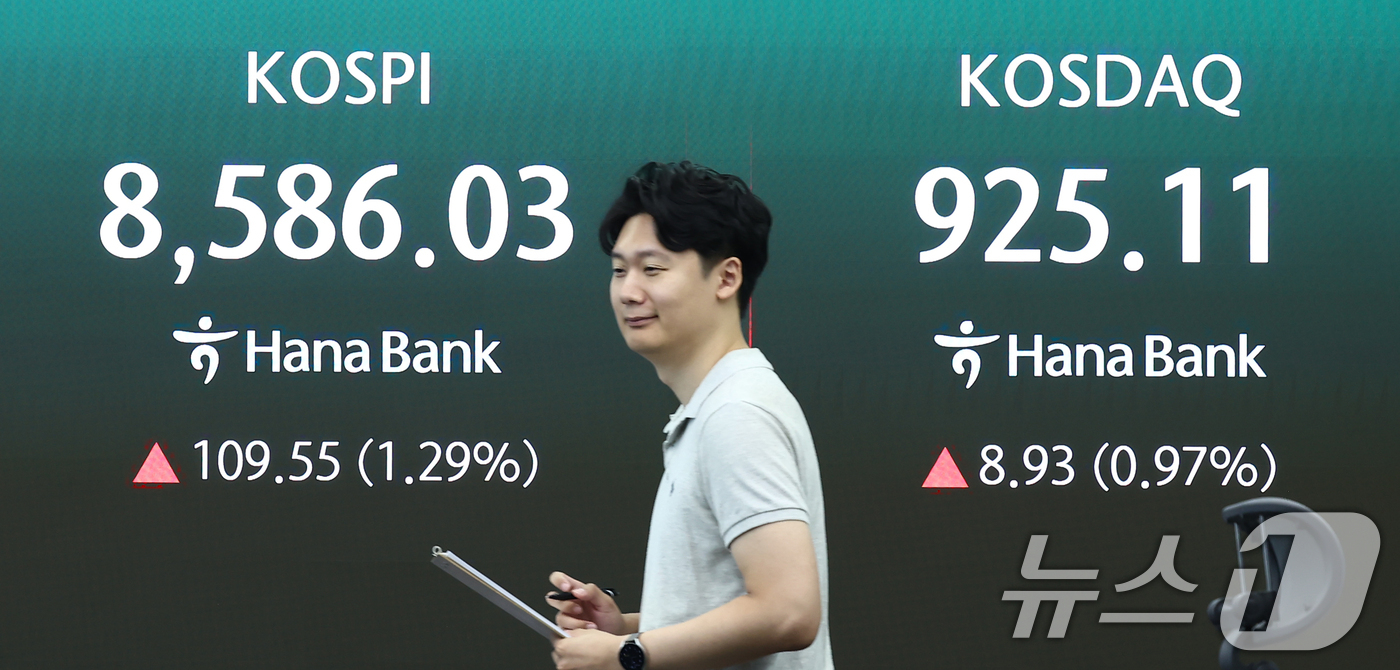 (서울=뉴스1) 김민지 기자 = 코스피가 115.02p(1.36%) 오른 8591.5에 출발한 1일 오전 서울 중구 하나은행 본점 딜링룸 전광판에 개장 시황이 나오고 있다.이날 코 …