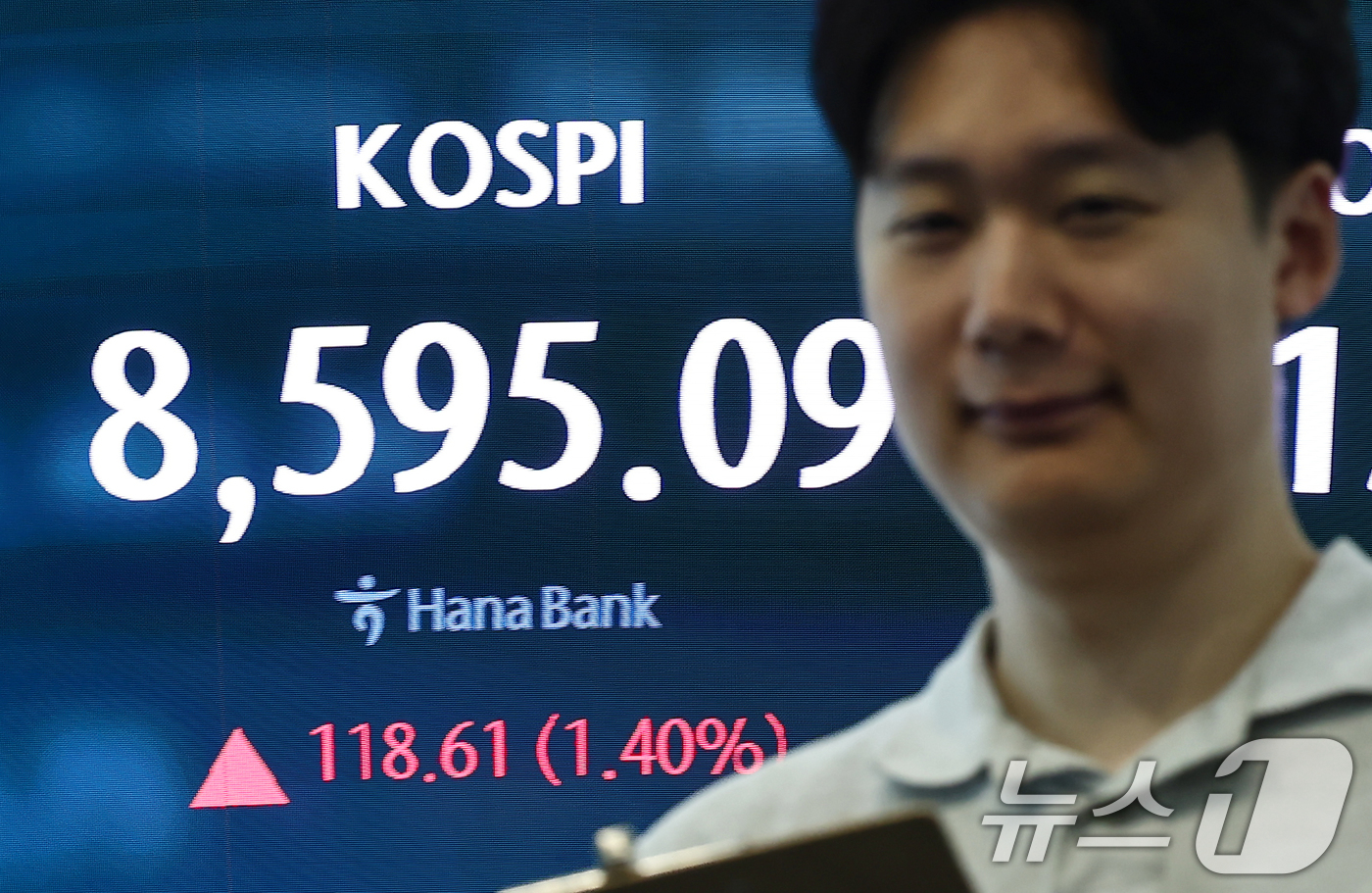 (서울=뉴스1) 김민지 기자 = 코스피가 115.02p(1.36%) 오른 8591.5에 출발한 1일 오전 서울 중구 하나은행 본점 딜링룸 전광판에 개장 시황이 나오고 있다.이날 코 …