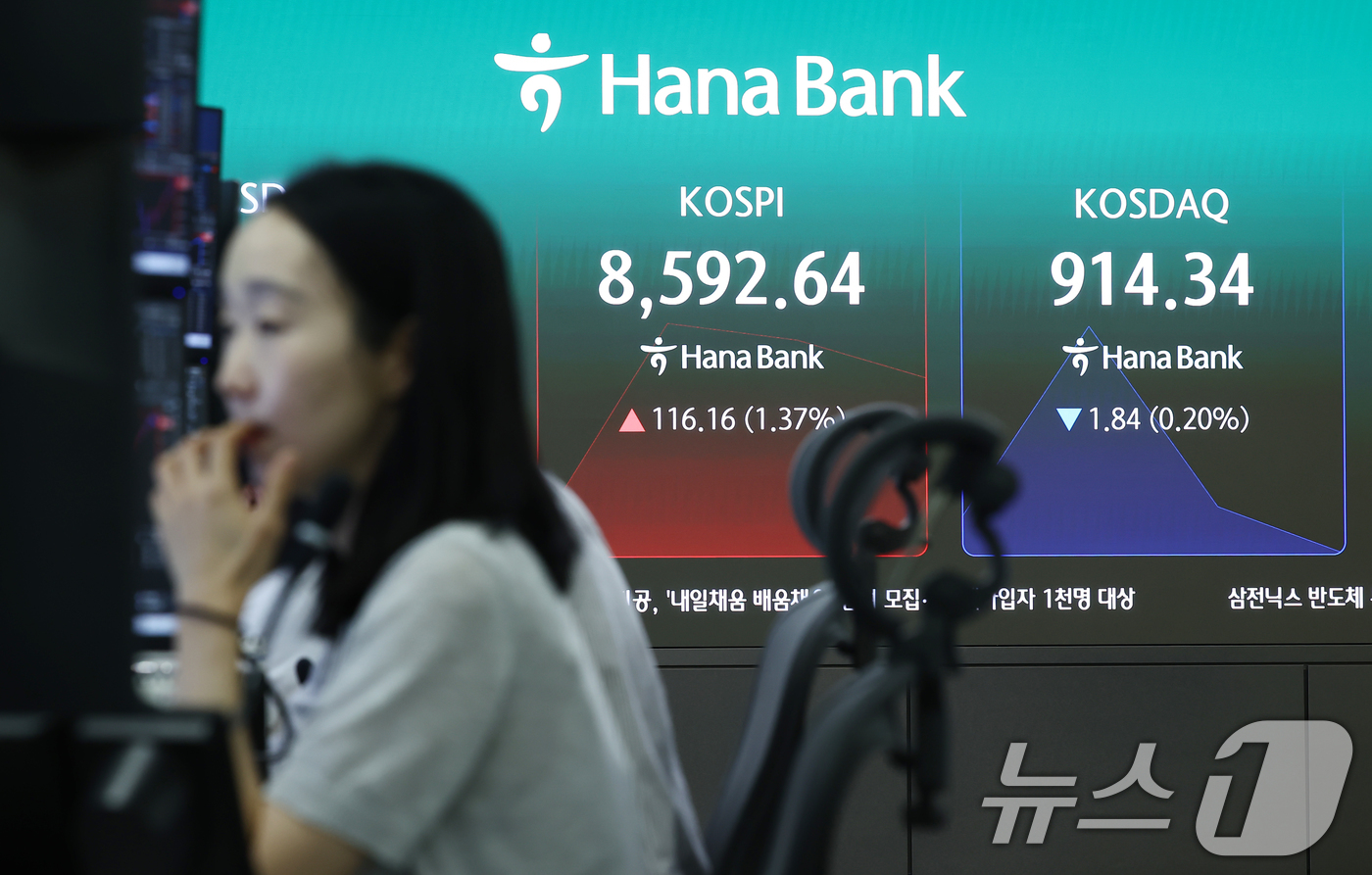 (서울=뉴스1) 김민지 기자 = 코스피가 115.02p(1.36%) 오른 8591.5에 출발한 1일 오전 서울 중구 하나은행 본점 딜링룸 전광판에 개장 시황이 나오고 있다.이날 코 …