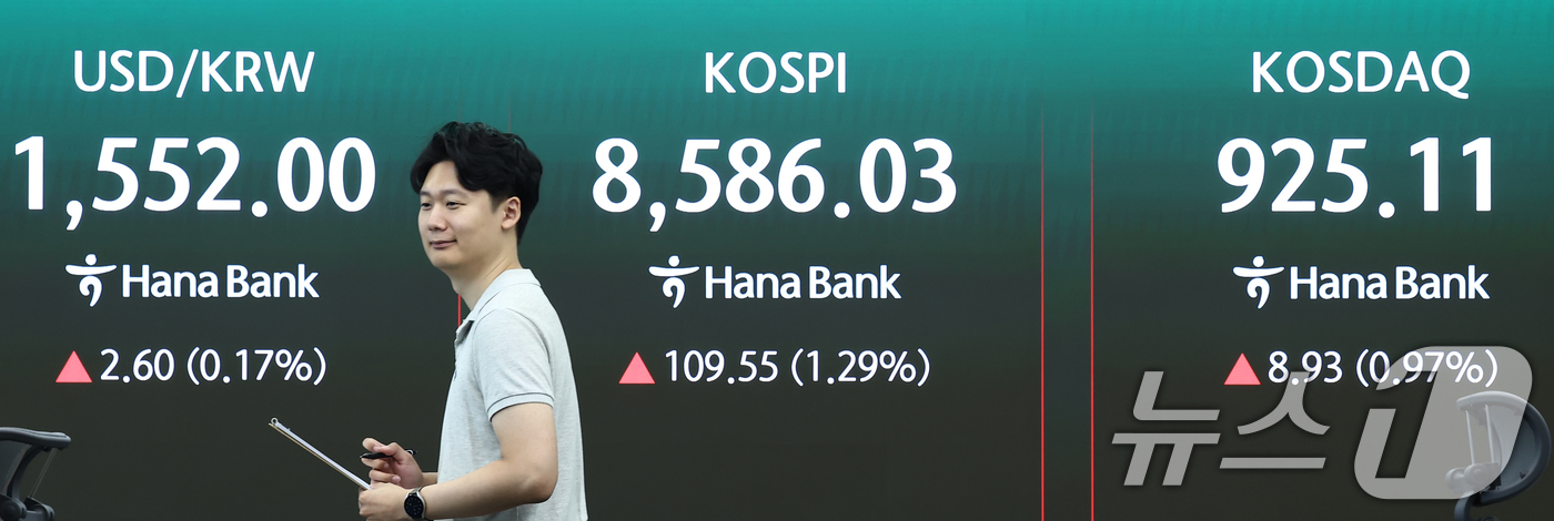(서울=뉴스1) 김민지 기자 = 코스피가 115.02p(1.36%) 오른 8591.5에 출발한 1일 오전 서울 중구 하나은행 본점 딜링룸 전광판에 개장 시황이 나오고 있다.이날 코 …