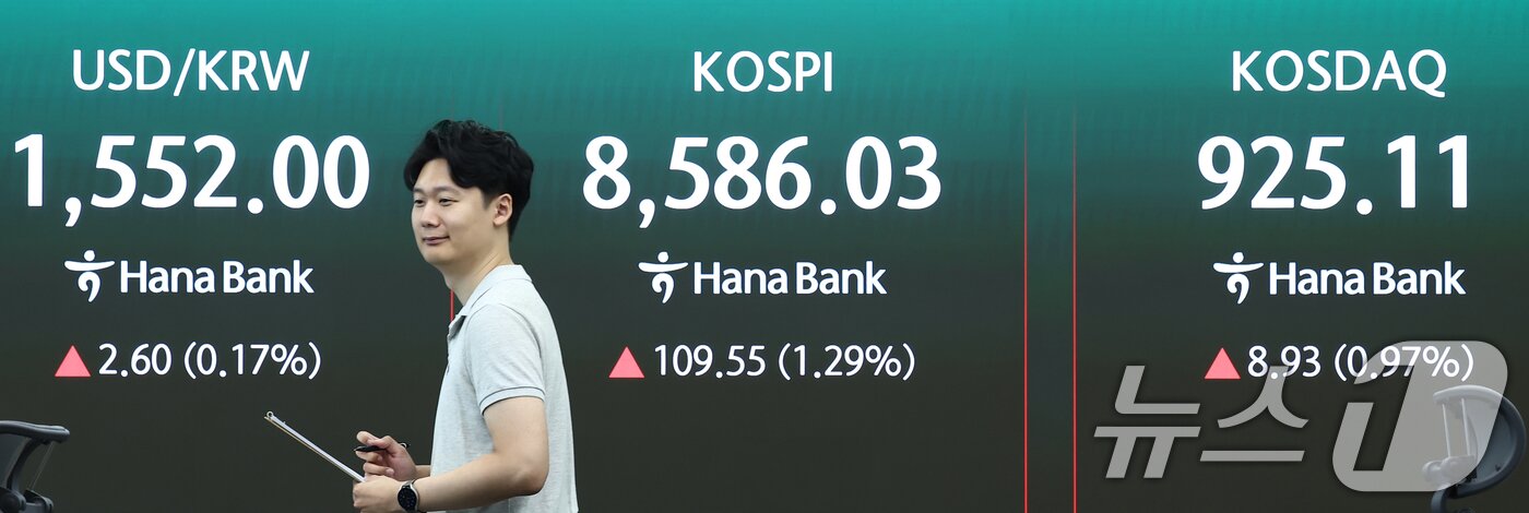 본문 이미지 - 코스피가 115.02p(1.36%) 오른 8591.5에 출발한 1일 오전 서울 중구 하나은행 본점 딜링룸 전광판에 개장 시황이 나오고 있다. 이날 코스닥은 전 거래일(916.18)보다 7.91포인트(0.86%) 오른 924.09, 원·달러 환율은 전 거래일 주간거래 종가(1549.4원)보다 0.4원 오른 1549.8원에 출발했다. 2026.7.1 ⓒ 뉴스1 김민지 기자