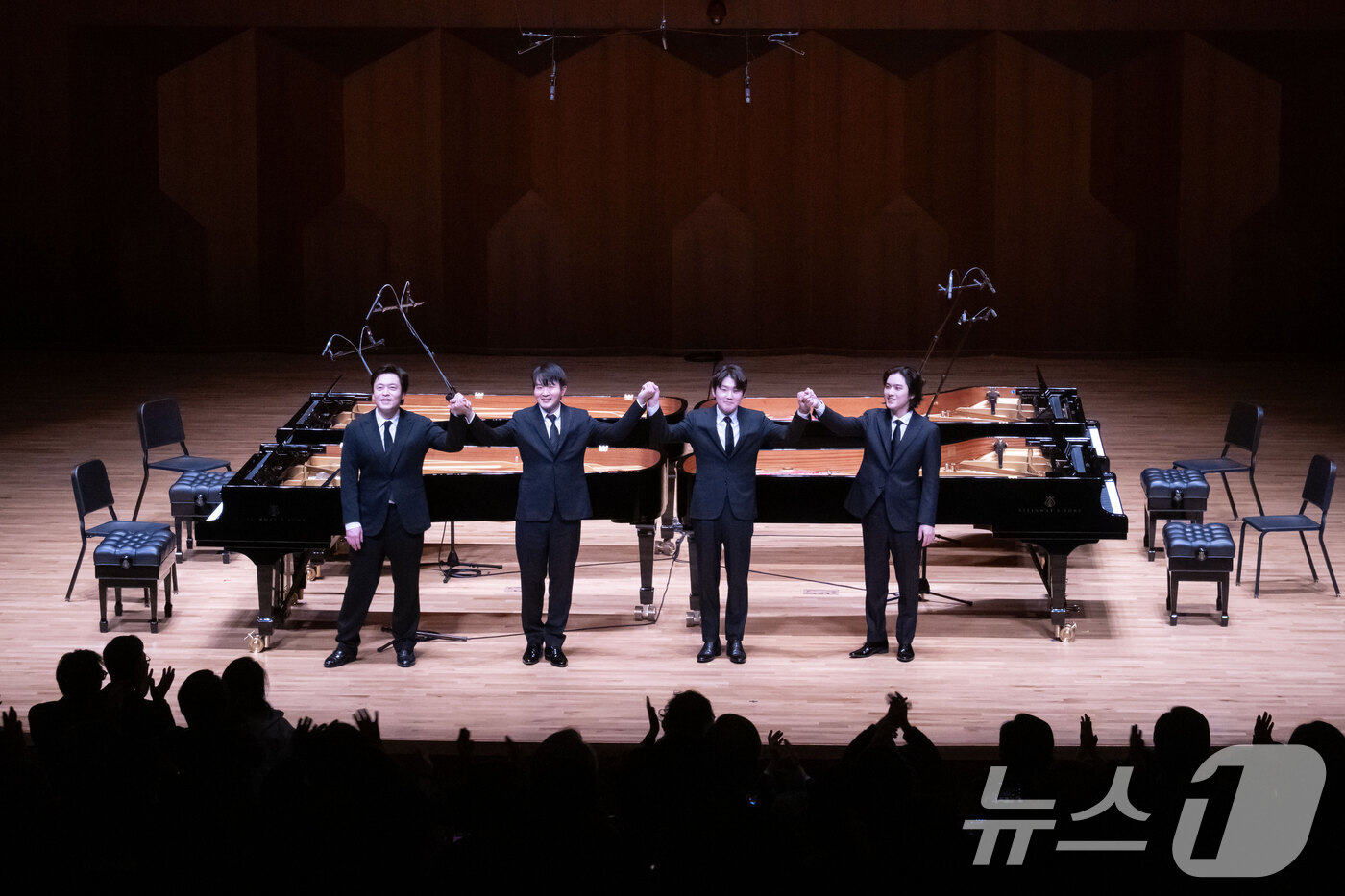 (서울=뉴스1) = 현대자동차그룹은 정주영 창업회장 서거 25주기를 기리기 위해 지난 2월 개최된 추모 음악회의 의미와 준비과정이 CNN 프로그램 '쇼타임(Showtime)'을 통 …