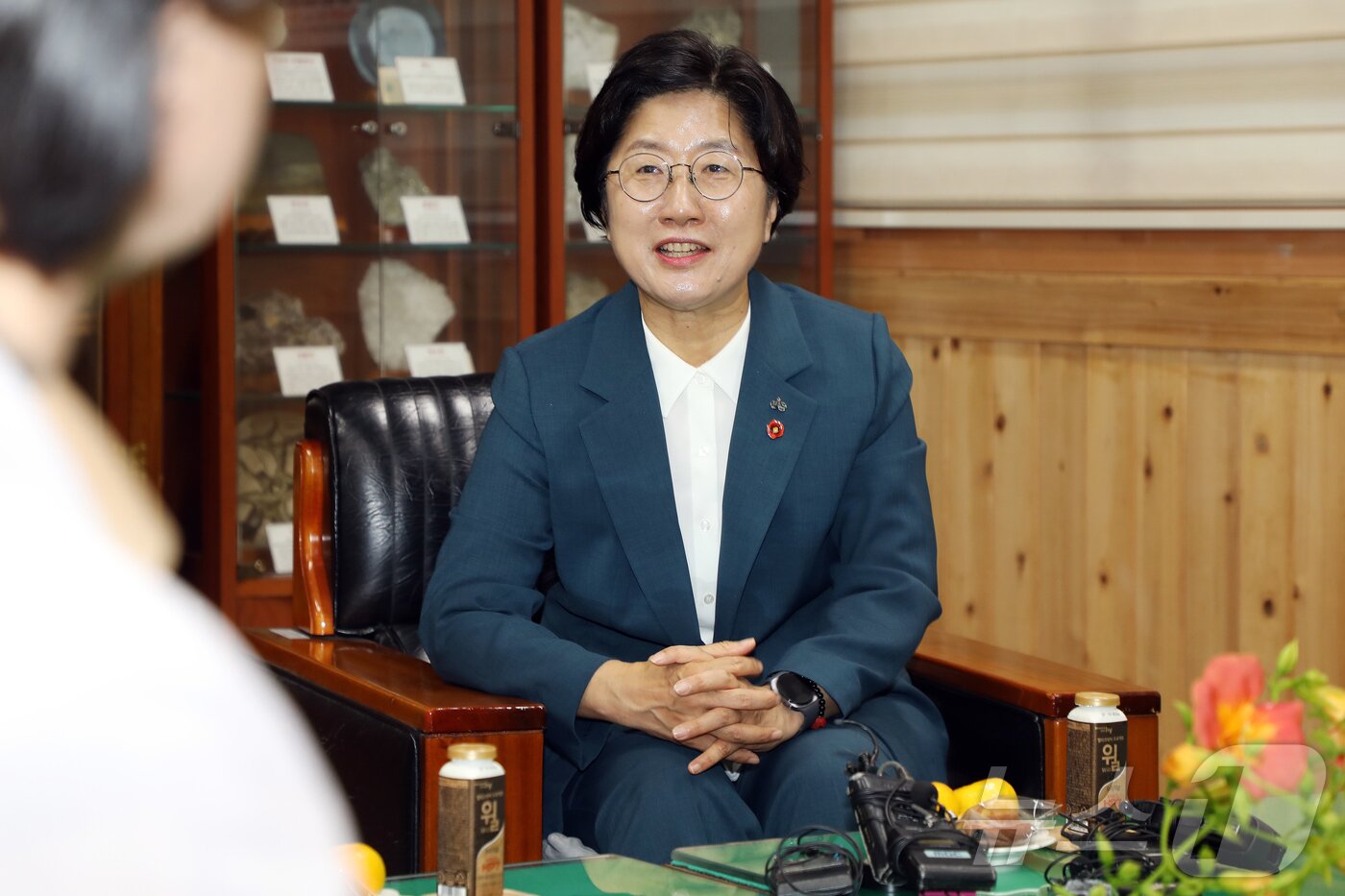 본문 이미지 - 고의숙 제주특별자치도교육감이 취임 첫날인 1일 오전 제주북초등학교를 방문해 학교 현안을 듣고 있다. 2026.7.1 ⓒ 뉴스1 오미란 기자