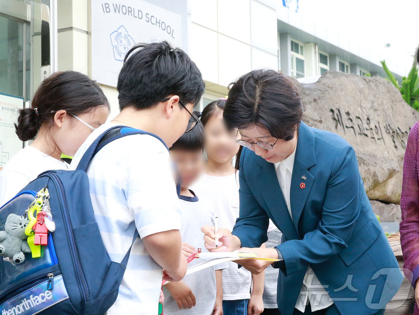 본문 이미지 - 고의숙 제주특별자치도교육감이 취임 첫날인 1일 오전 제주북초등학교를 방문해 등굣길 인사를 하고 있다. 2026.7.1 ⓒ 뉴스1 오미란 기자