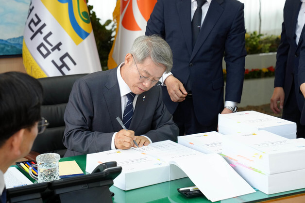 민형배 전남광주특별시장, 사무 인수서 서명