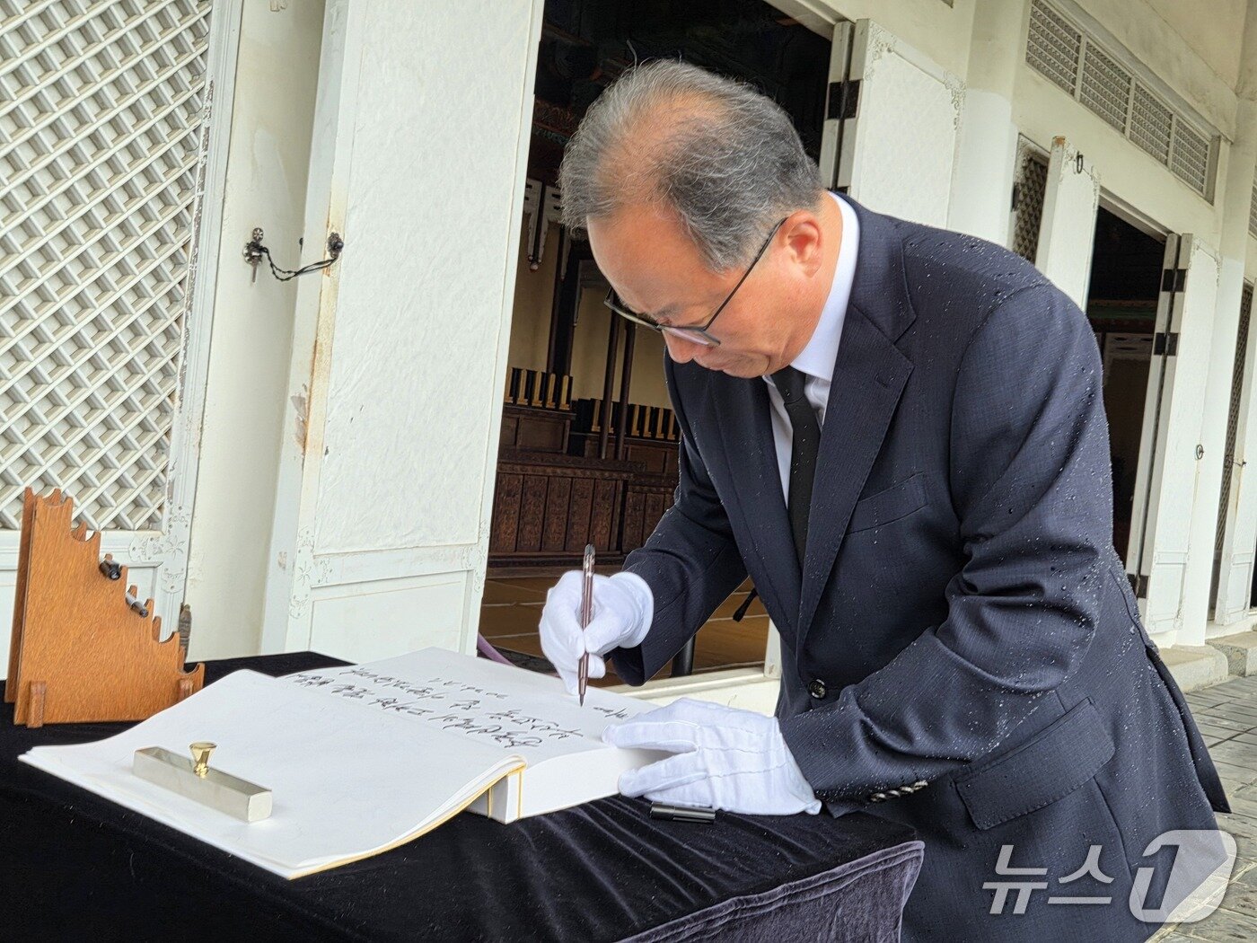 본문 이미지 - 김석준 부산시교육감이 1일 취임 첫 일정으로 충렬사를 참배했다. 2026.7.1/뉴스1 ⓒ News1 임순택 기자