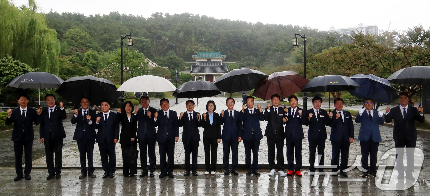 (부산=뉴스1) 윤일지 기자 = 전재수 부산시장이 취임 후 첫 일정으로 구청장들과 함께 1일 부산 동래구 충렬사를 참배한 후 기념촬영을 하고 있다.  2026.7.1/뉴스1