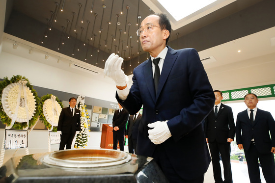 국립신암선열공원 찾아 참배하는 추경호 대구시장