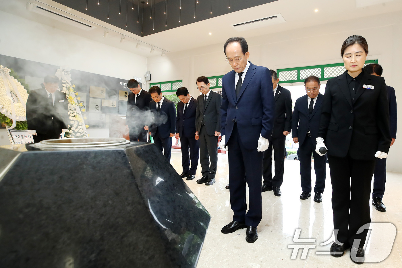 (대구=뉴스1) 공정식 기자 = 추경호 대구시장이 1일 오전 취임식을 앞두고 대구 동구 국립신암선열공원을 찾아 참배하고 있다. 2026.7.1/뉴스1