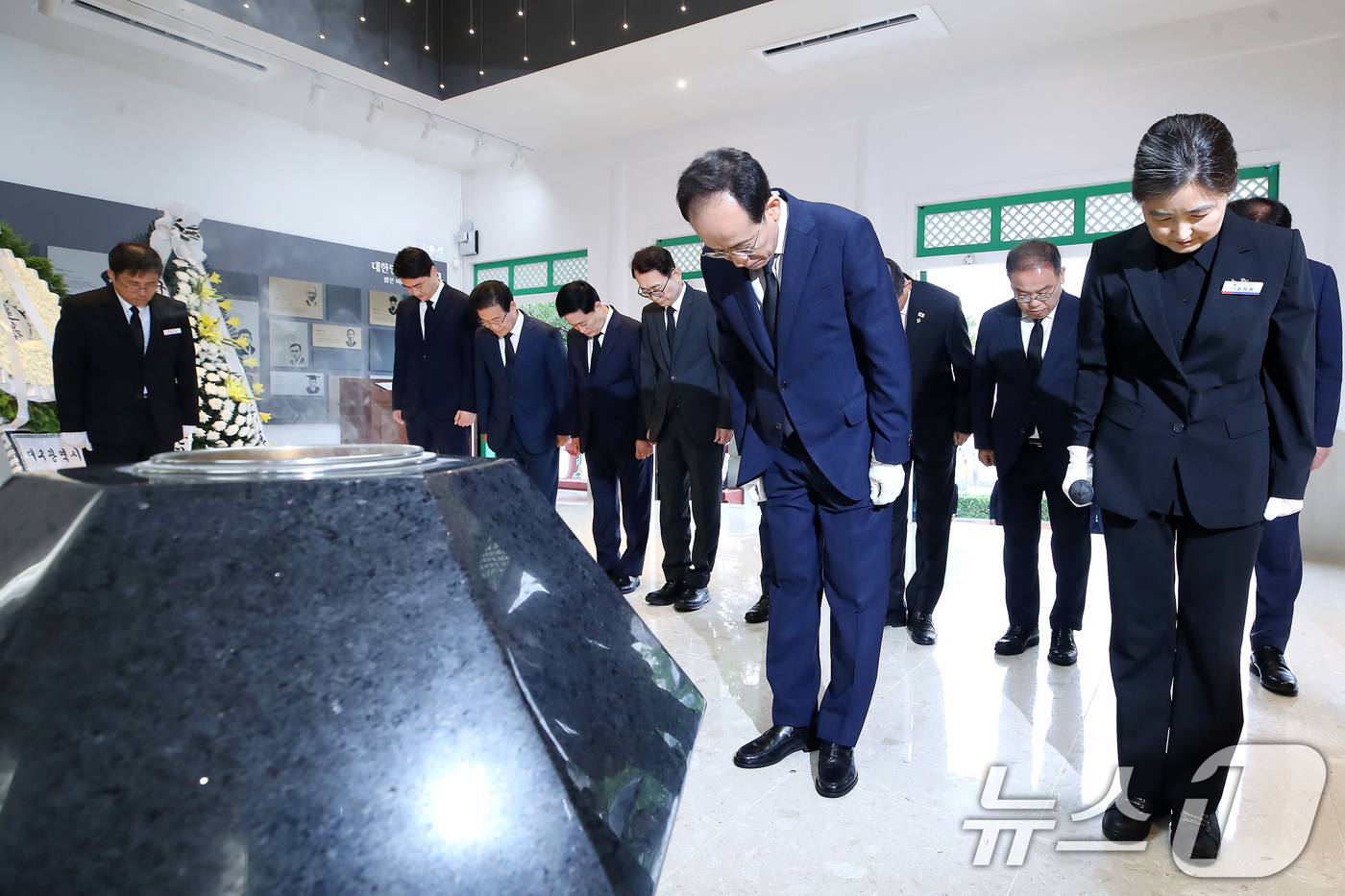 (대구=뉴스1) 공정식 기자 = 추경호 대구시장이 1일 오전 취임식을 앞두고 대구 동구 국립신암선열공원을 찾아 참배하고 있다. 2026.7.1/뉴스1