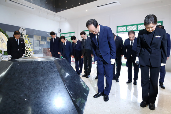 묵념하는 추경호 대구시장