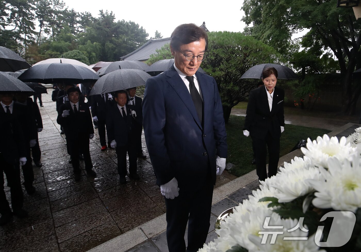 본문 이미지 - 전재수 부산시장이 1일 취임 후 첫 일정으로 구청장들과 함께 부산 동래구 충렬사를 참배하고 있다. 2026.7.1 ⓒ 뉴스1 윤일지 기자