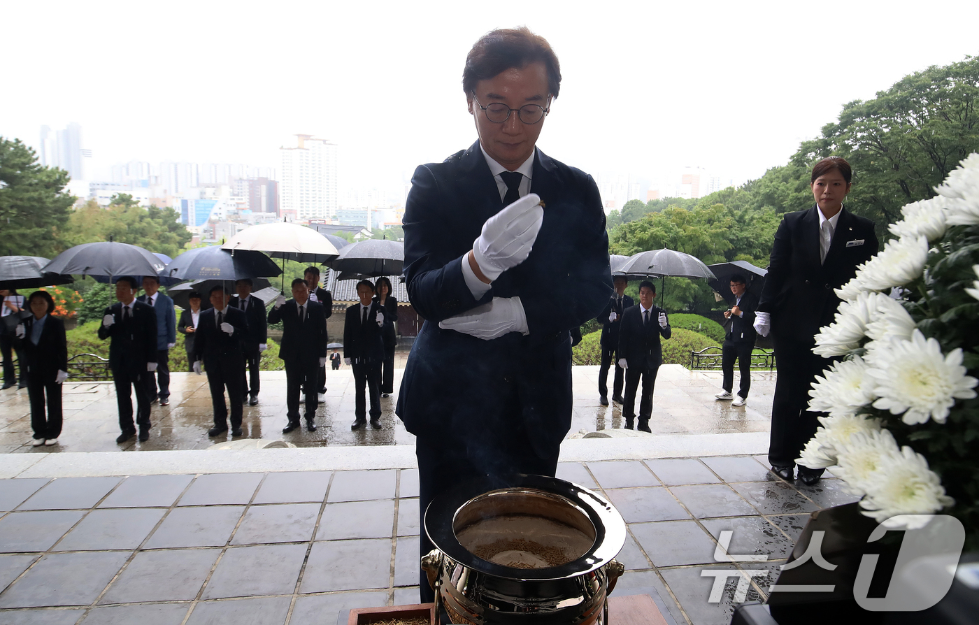 (부산=뉴스1) 윤일지 기자 = 전재수 부산시장이 취임 후 첫 일정으로 구청장들과 함께 1일 부산 동래구 충렬사를 참배하고 있다. 2026.7.1/뉴스1
