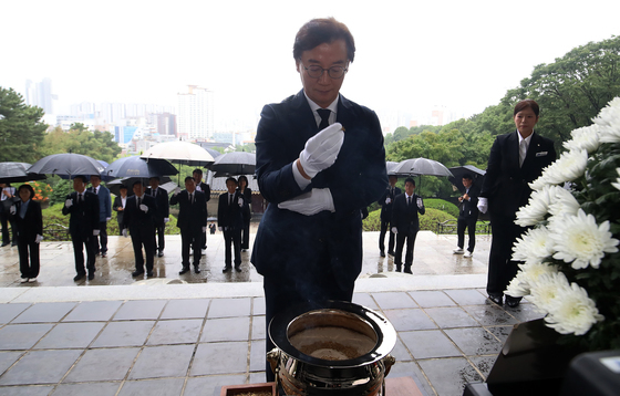 첫 일정으로 충렬사 참배하는 전재수 부산시장
