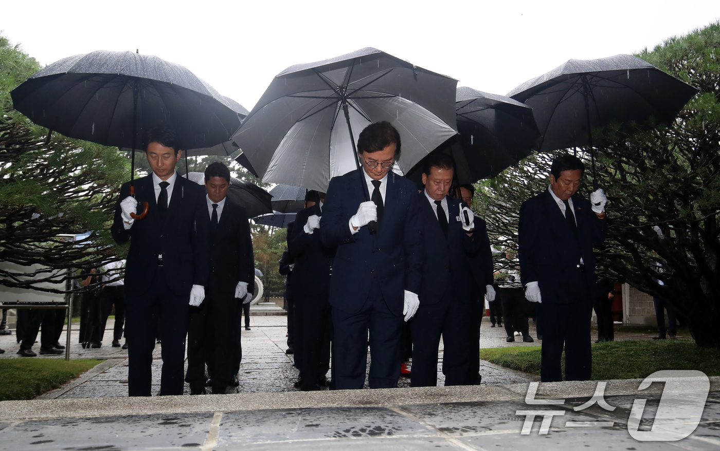 (부산=뉴스1) 윤일지 기자 = 전재수 부산시장이 취임 후 첫 일정으로 구청장들과 함께 1일 부산 동래구 충렬사를 참배하고 있다. 2026.7.1/뉴스1