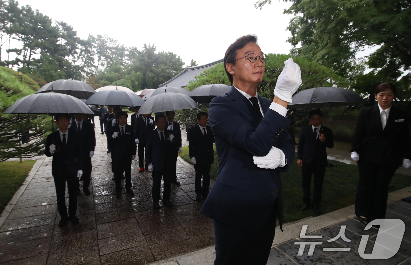 (부산=뉴스1) 윤일지 기자 = 전재수 부산시장이 취임 후 첫 일정으로 구청장들과 함께 1일 부산 동래구 충렬사를 참배하고 있다. 2026.7.1/뉴스1
