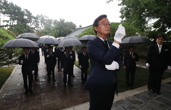 첫 일정으로 충렬사 참배하는 전재수 부산시장