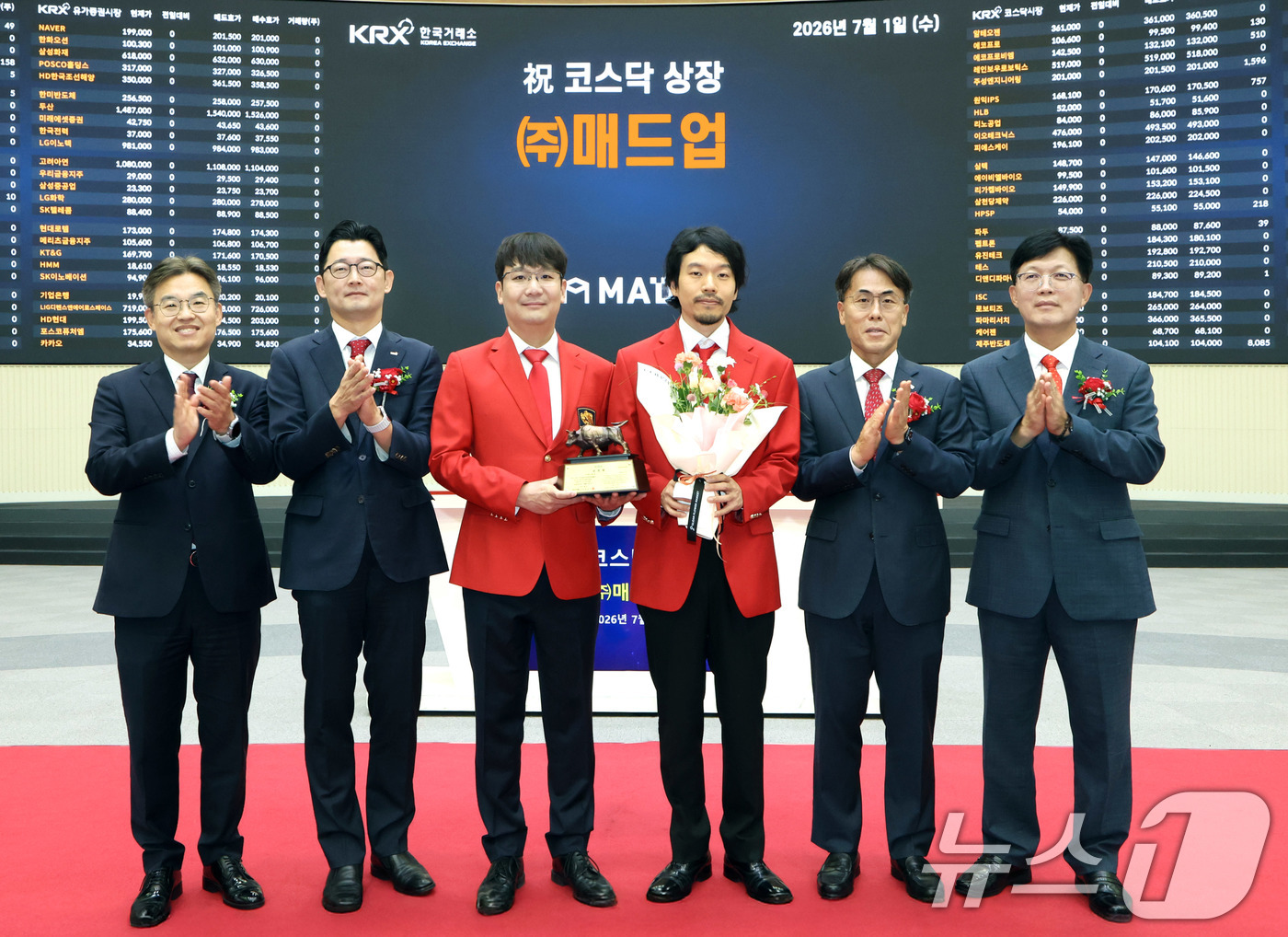 (서울=뉴스1) = 1일 오전 서울 영등포구 한국거래소에서 열린 매드업 코스닥시장 상장기념식에서 상장기념패 전달 후 박종식 한국IR협의회 부회장(왼쪽부터), 최지우 한국거래소 코스 …