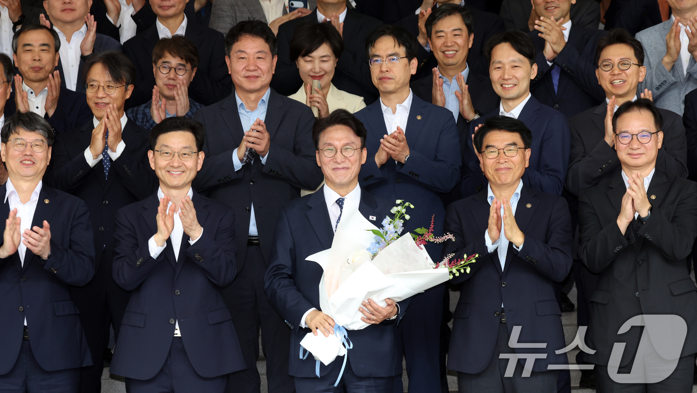 (서울=뉴스1) 김명섭 기자 = 김민석 국무총리가 1일 오전 서울 종로구 세종대로 정부서울청사에서 열린 이임식을 마치고 국무총리실 직원들과 기념촬영을 하고 있다.  2026.7.1 …