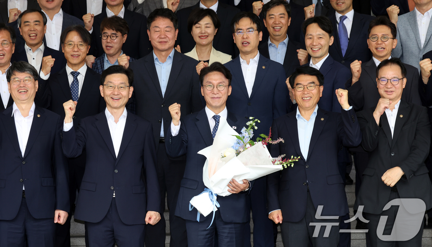 (서울=뉴스1) 김명섭 기자 = 김민석 국무총리가 1일 오전 서울 종로구 세종대로 정부서울청사에서 열린 이임식을 마치고 국무총리실 직원들과 기념촬영을 하고 있다.  2026.7.1 …