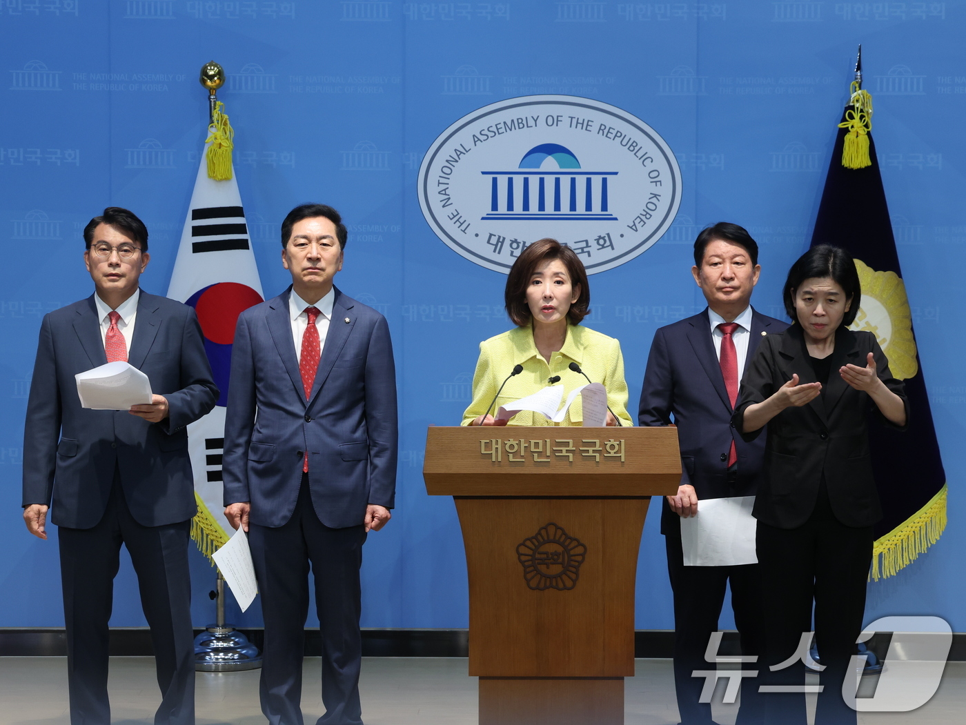 (서울=뉴스1) 황기선 기자 = 국민의힘 윤상현(왼쪽부터), 김기현, 나경원, 권영진 의원이 1일 오전 서울 여의도 국회 소통관에서 ‘권창영 종합특검팀의 야당 국회의원 탄압수사 규 …