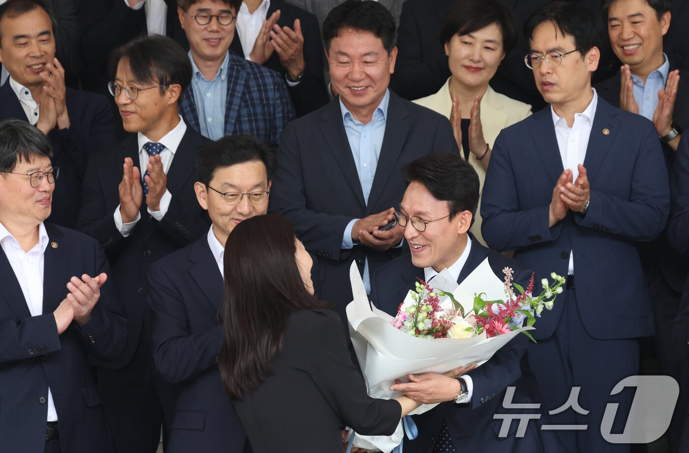 본문 이미지 - 김민석 국무총리가 1일 오전 서울 종로구 세종대로 정부서울청사에서 열린 이임식을 마치고 국무총리실 직원에게 꽃다발을 받고 있다. 2026.7.1 ⓒ 뉴스1 김명섭 기자