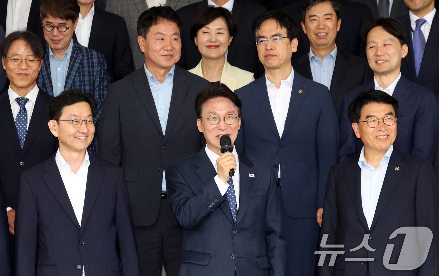 (서울=뉴스1) 김명섭 기자 = 김민석 국무총리가 1일 오전 서울 종로구 세종대로 정부서울청사에서 열린 이임식을 마치고 국무총리실 직원들에게 인사말을 하고 있다.  2026.7.1 …