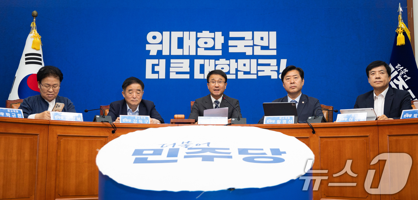 (서울=뉴스1) 유승관 기자 = 한병도 더불어민주당 당대표 직무대행 겸 원내대표가 1일 서울 여의도 국회에서 열린 최고위원회의에서 모두 발언을 하고 있다. 2026.7.1/뉴스1