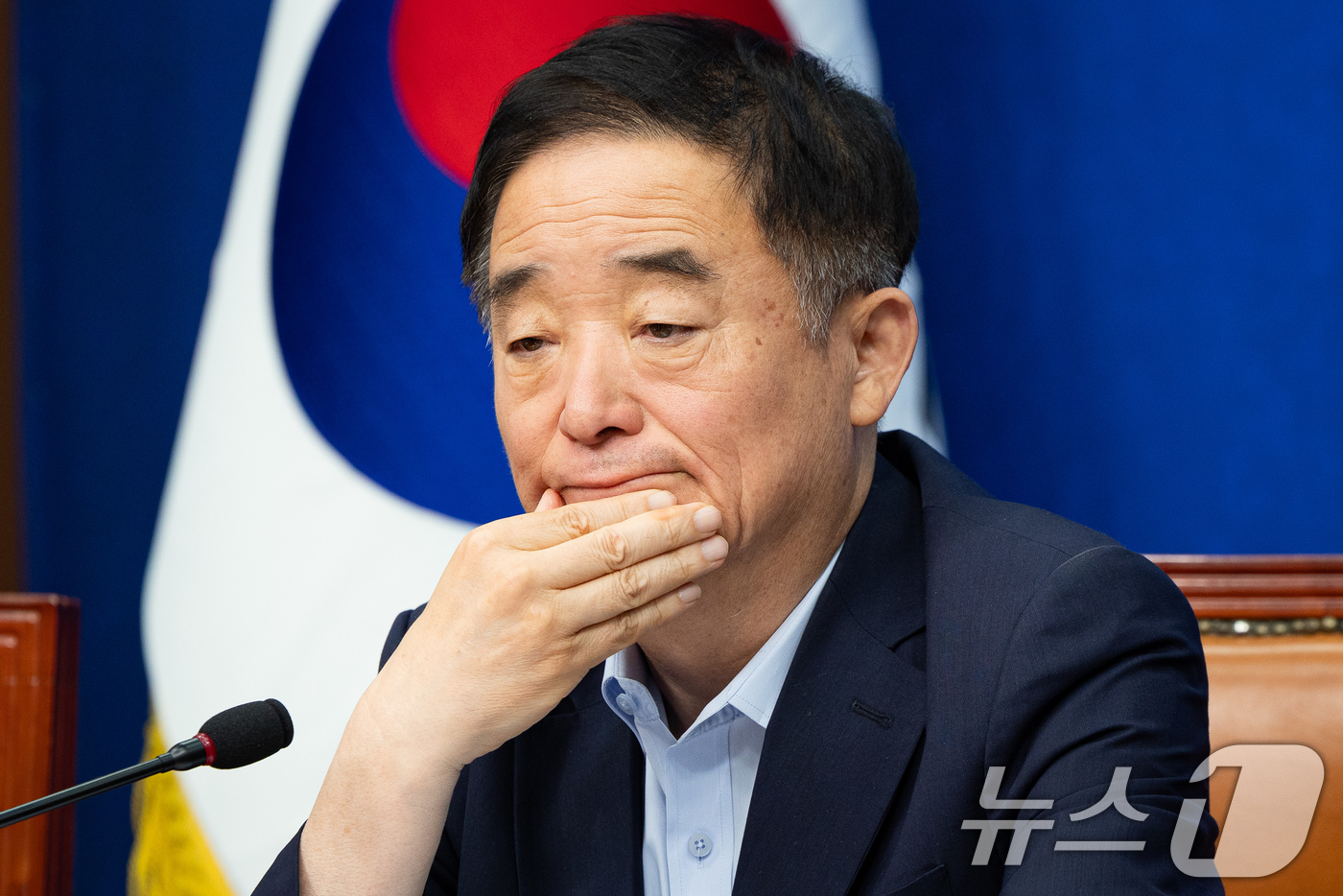 (서울=뉴스1) 유승관 기자 = 강득구 더불어민주당 최고위원이 1일 서울 여의도 국회에서 열린 최고위원회의에서 생각에 잠겨 있다. 2026.7.1/뉴스1