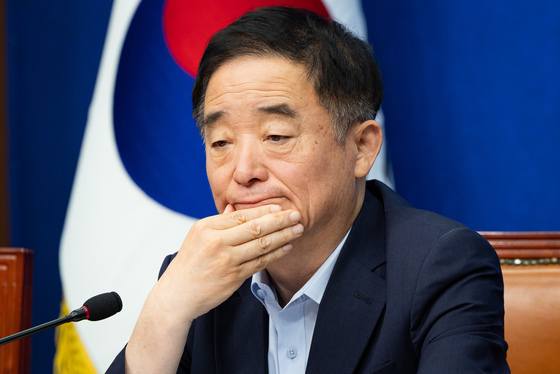 얼굴 매만지는 강득구 최고위원