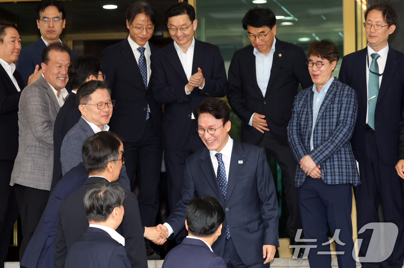 (서울=뉴스1) 김명섭 기자 = 김민석 국무총리가 1일 오전 서울 종로구 세종대로 정부서울청사에서 열린 이임식을 마치고 국무총리실 직원들과 인사를 하고 있다.  2026.7.1/뉴 …