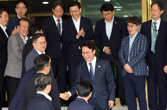 국무총리실 직원들과 인사하는 김민석 총리