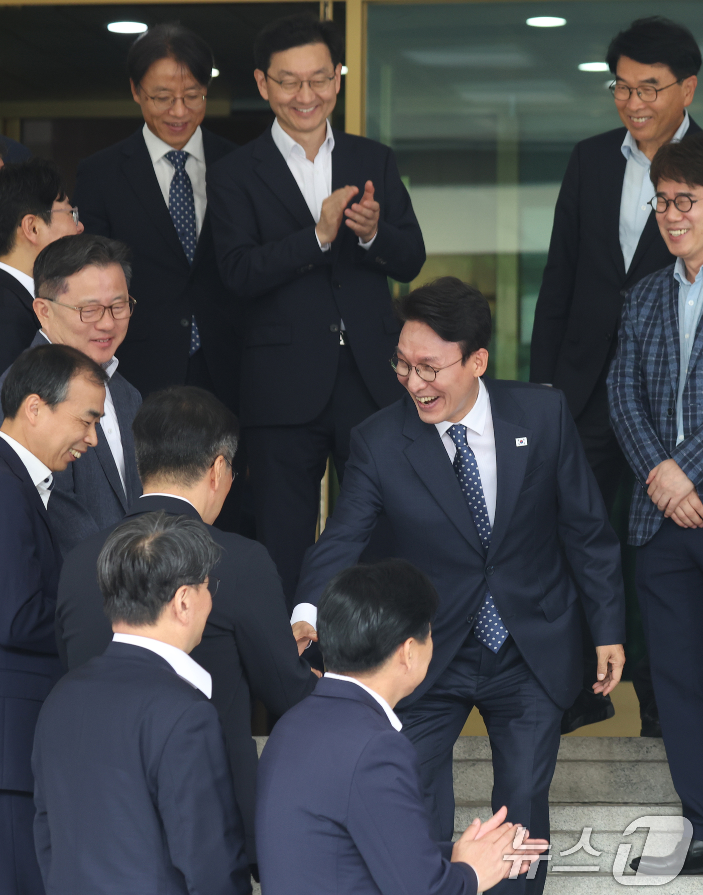 (서울=뉴스1) 김명섭 기자 = 김민석 국무총리가 1일 오전 서울 종로구 세종대로 정부서울청사에서 열린 이임식을 마치고 국무총리실 직원들과 인사를 하고 있다.  2026.7.1/뉴 …