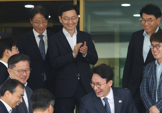 밝은 표정으로 인사하는 김민석 총리