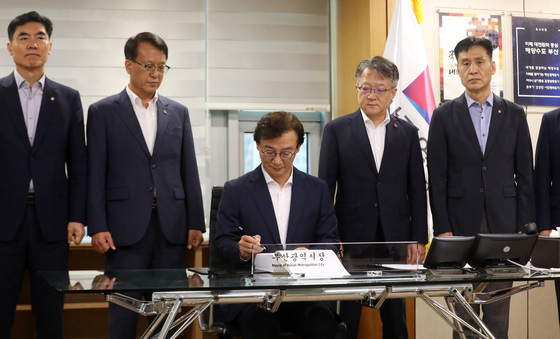취임식 생략 전재수 부산시장 "현장 중심 책임 시정 펼치겠다"