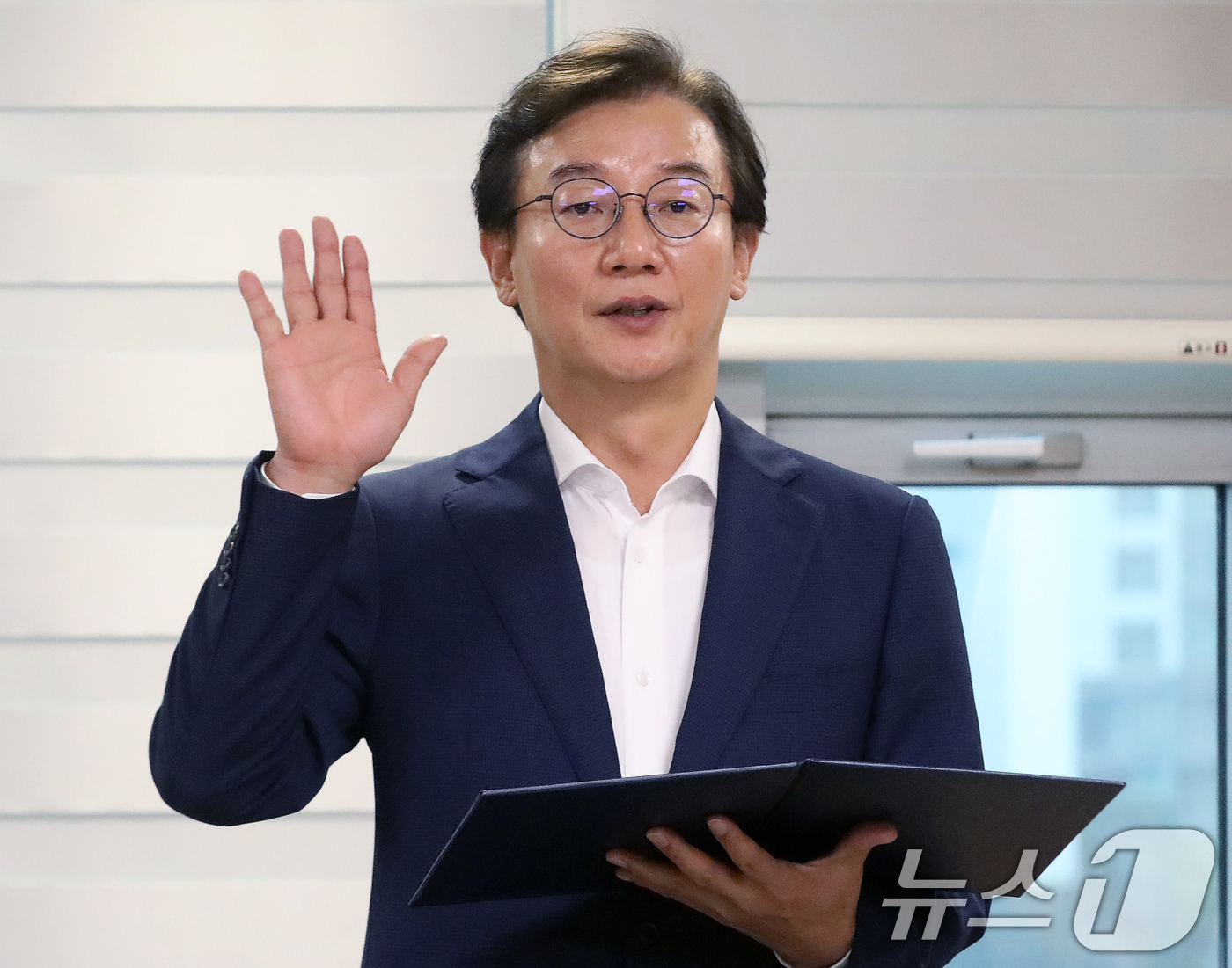 (부산=뉴스1) 윤일지 기자 = 전재수 부산시장이 1일 부산 연제구 부산시청 집무실에서 취임 선서를 하고 있다. 2026.7.1/뉴스1