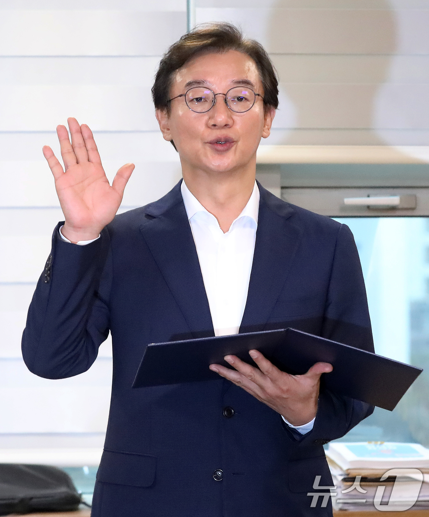 (부산=뉴스1) 윤일지 기자 = 전재수 부산시장이 1일 부산 연제구 부산시청 집무실에서 취임 선서를 하고 있다. 2026.7.1/뉴스1