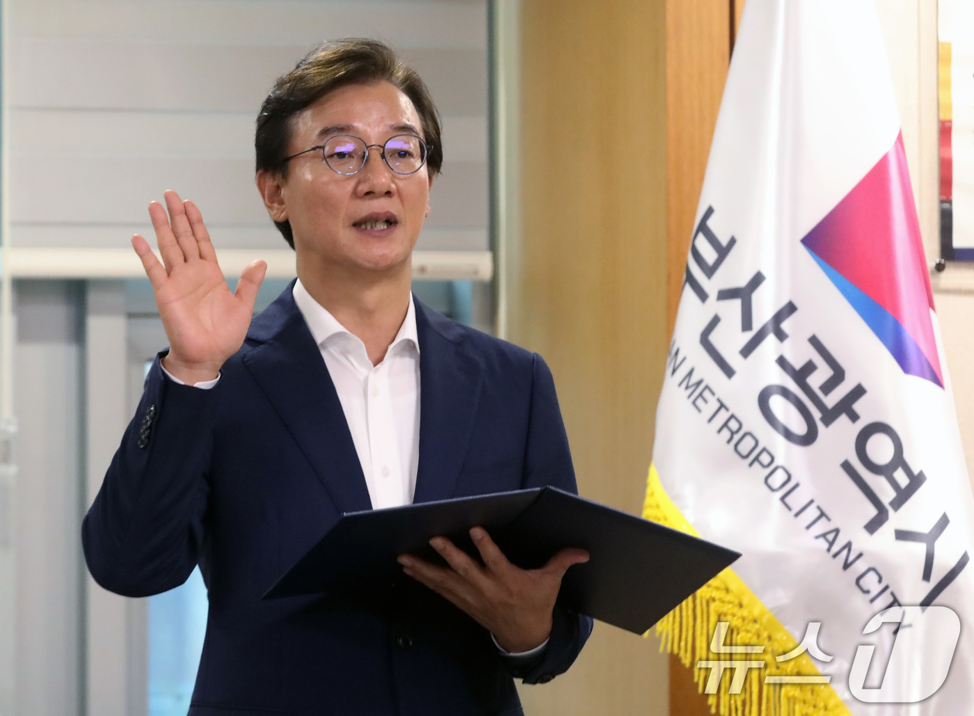 (부산=뉴스1) 윤일지 기자 = 전재수 부산시장이 1일 부산 연제구 부산시청 집무실에서 취임 선서를 하고 있다.  2026.7.1/뉴스1