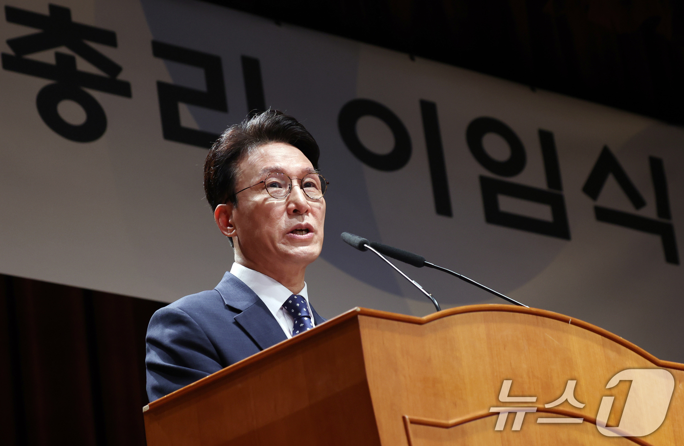 (서울=뉴스1) 김명섭 기자 = 김민석 국무총리가 1일 오전 서울 종로구 정부서울청사 별관에서 열린 이임식에서 이임사를 하고 있다. 2026.7.1/뉴스1