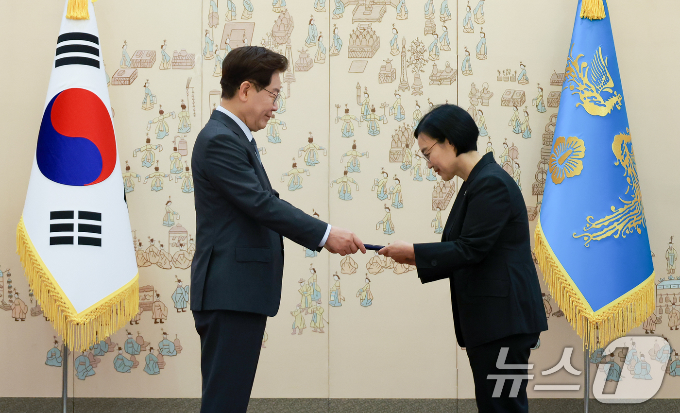(서울=뉴스1) 이재명 기자 = 이재명 대통령이 1일 청와대에서 한성숙 국무총리에게 임명장을 수여하고 있다. (청와대통신사진기자단) 2026.7.1/뉴스1