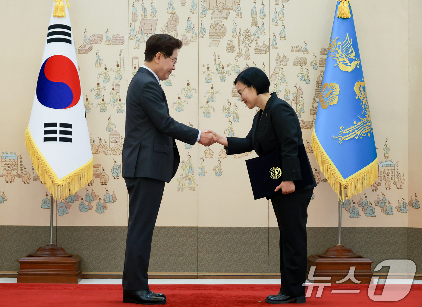(서울=뉴스1) 이재명 기자 = 이재명 대통령이 1일 청와대에서 한성숙 국무총리에게 임명장을 수여하고 있다. (청와대통신사진기자단) 2026.7.1/뉴스1