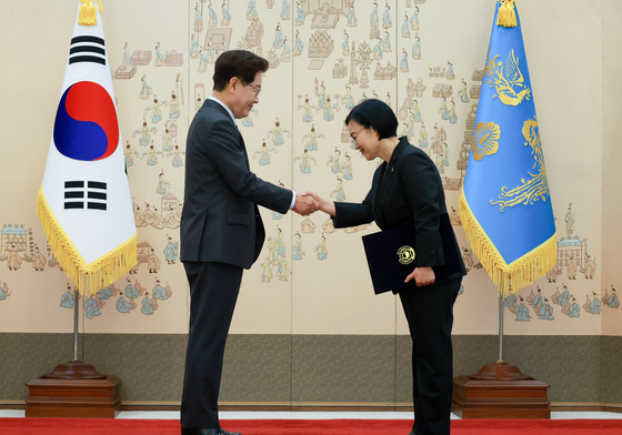 한성숙 국무총리에게 임명장 수여하는 이재명 대통령